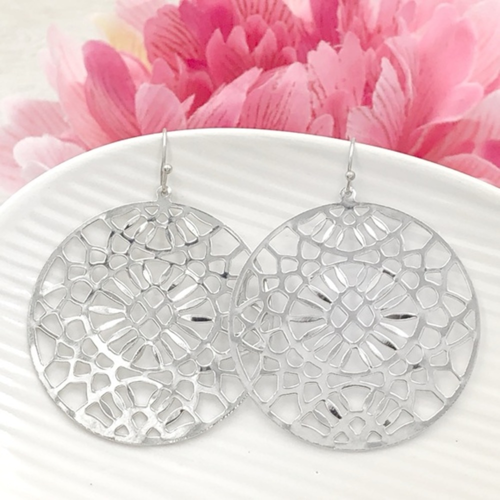 🍀 Silver Thin Round Disk Filigree Dangle Earrings